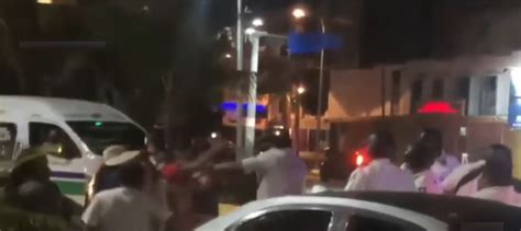 Se L An A Golpes Polic As De Acapulco Y Turistas En La Costera Guerrerense