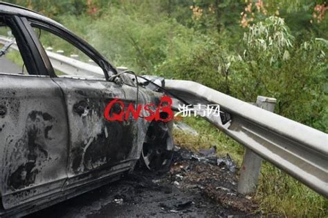 杭长高速安吉路段上一辆越野车突然爆胎，行驶数公里后撞上护栏发生自燃！搜狐汽车搜狐网