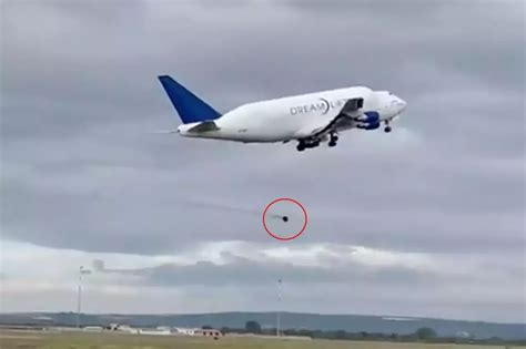 Shocking moment Boeing 747 loses a WHEEL moments after takeoff | United ...