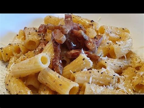 Sinfonía de Sabores Macarrones con Bacon a la Gricia una Delicia