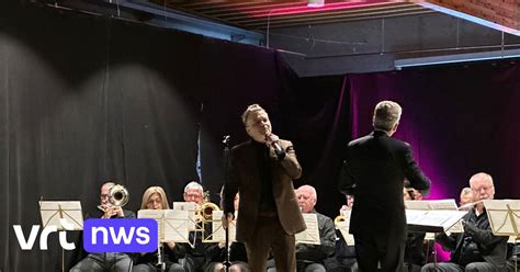 Zanger Udo Zingt In Eigen Oude School In Nossegem Onder Lekkend Dak