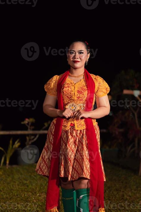 gorgeous Balinese woman showing and performing traditional dress from ...