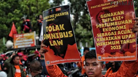 Buruh Geruduk Balai Kota Tuntut Ump Naik Persen Poskota Co Id