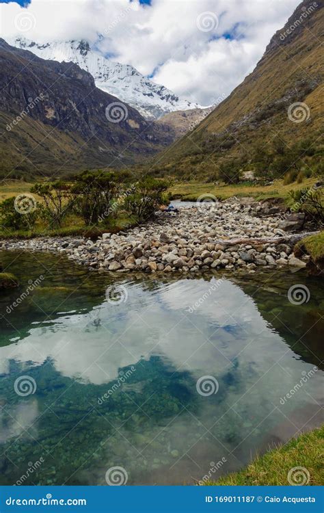 Schwimmbad Mit Bergen Auf Dem Fluss Von Den Gletschern Der Huascaran