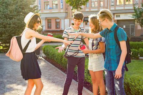 Groupe D Amis Heureux 13 14 Ans D Adolescents Marchant Le Long De La