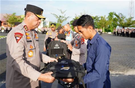 Kapolda Sulbar Serahkan Perlengkapan Tugas Bagi Personel Yang Bertugas