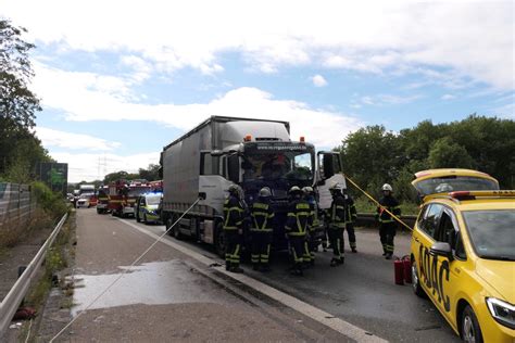 A45 Bei Dortmund Gesperrt Heftiger Lkw Unfall Fahrer Eingeklemmt