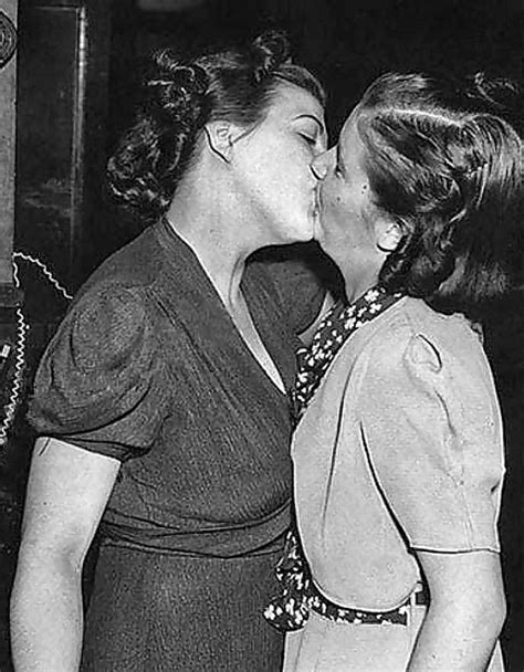 Captivating Vintage Photos Of Women Expressing Love In The Early Th