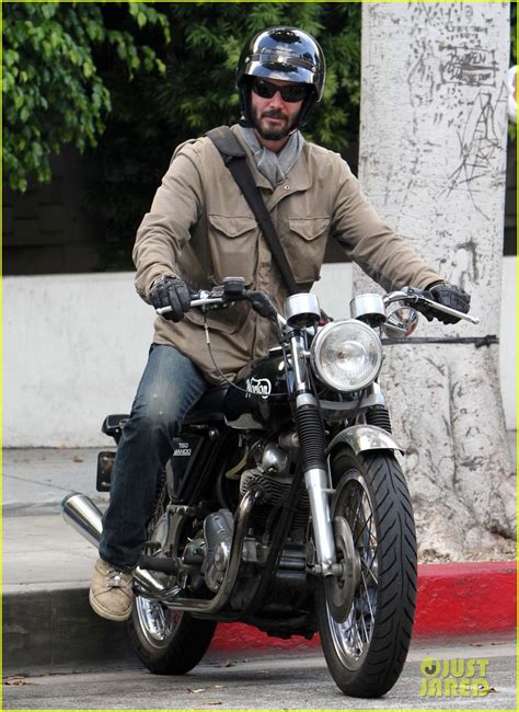 Keanu Reeves: Bike Trouble in Beverly Hills: Photo 2587659 | Keanu ...