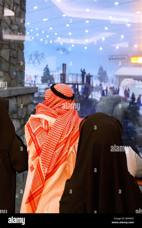 Dubai Mall of Emirates Ski dubai, Indoor skiing Stock Photo - Alamy