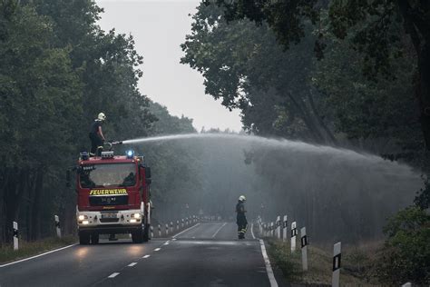 Waldbrand bei Berlin Feuerwehr kämpft um mehrere Dörfer n tv de