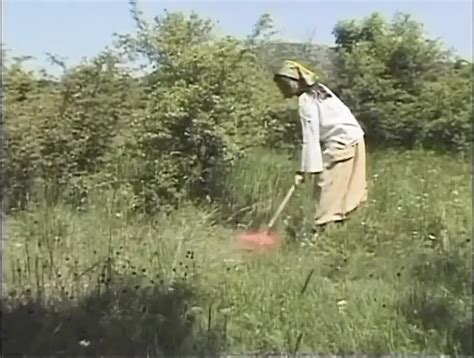 Dehors une MILF se fait baiser la chatte en levrette léchage de