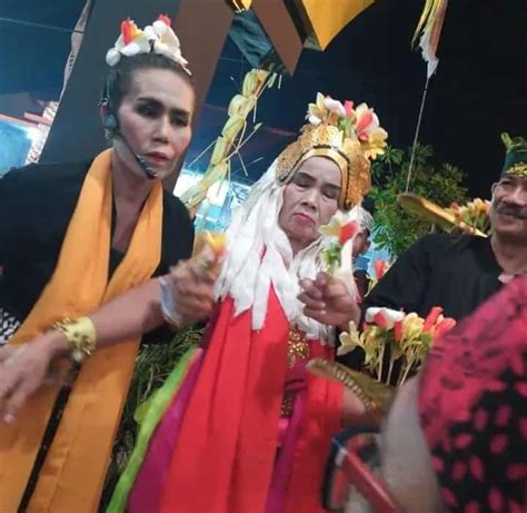 Adat Ritual Tolak Bala Tari Seblang Bukti Budaya Banyuwangi Tetap Lestar