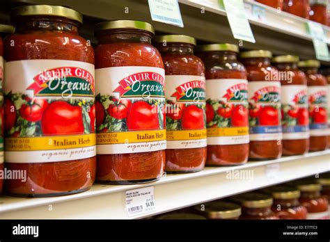 Pasillo de tomate enlatado fotografías e imágenes de alta resolución