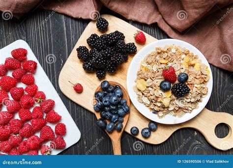 Graangewas Ontbijt Met Muesli En Bessen De Hoogste Vlakke Mening Legt