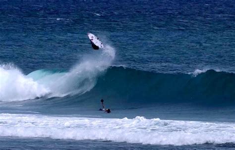 Nas Ondas De Bali Medina Voa Alto Acerta Backflips E Sai Da água