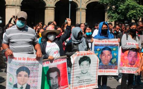 Padres De Los Normalistas Ayotzinapa Protestan Frente A Corte En