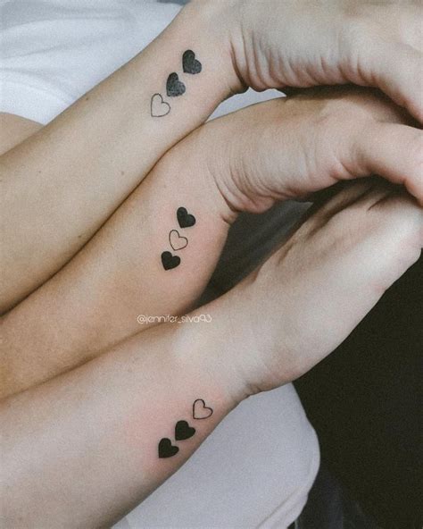 75 ideias de tatuagem de coração no pulso que vão te encantar Tattoos