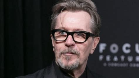 Descubrir 107+ imagen gary oldman batman character - Abzlocal.mx