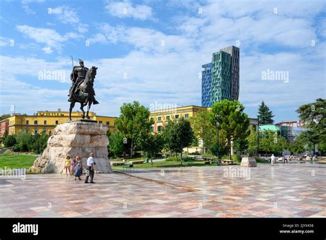 El Monumento Skanderbeg Y La Torre Verde Ever Plaza Skanderbeg