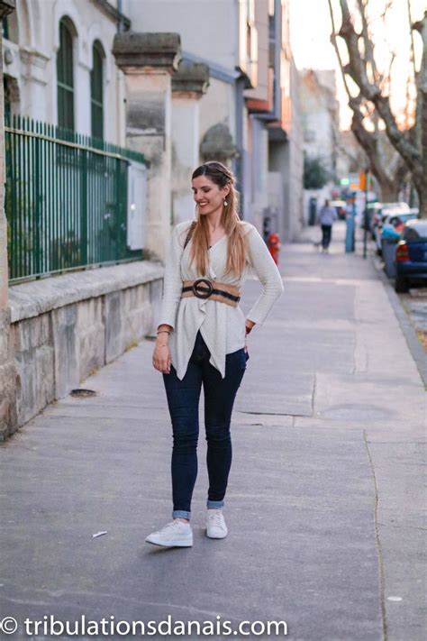 Tenue de printemps gilet et grosse ceinture idée de coiffure mariage