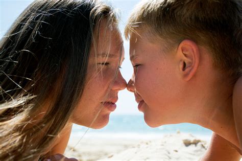 Bruder Küsst Seine Schwester Bruder Und Schwester Küssen Einander Das Konzept Der Liebe Zwei