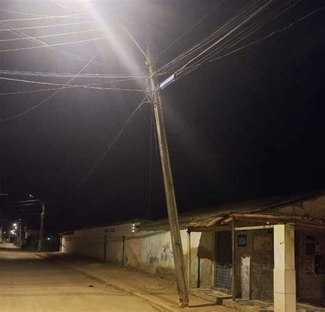 Perigo em Conquista Poste está prestes a cair no Bairro Santa