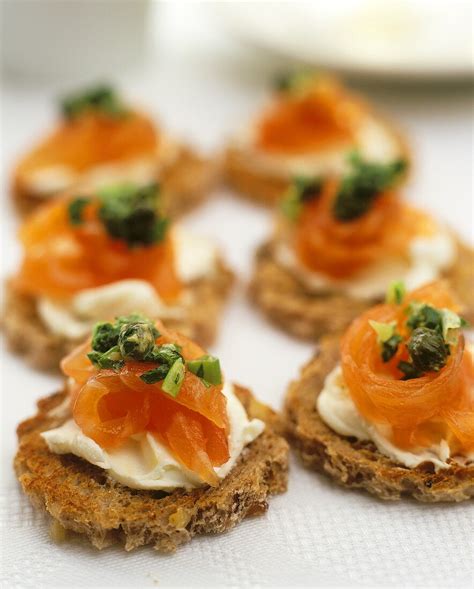 Canapés mit Räucherlachs Frischkäse und Bilder kaufen 237887