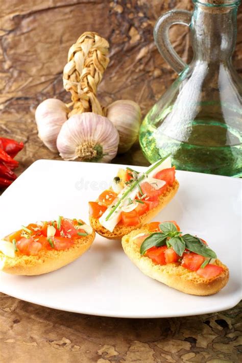 Bruschetta Con El Tomate El Ajo Y El Aceite De Oliva Imagen De Archivo