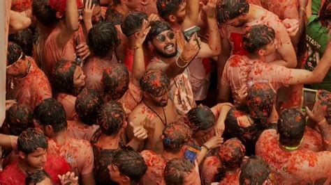 La Tomatina Volta A Cobrir Milhares De Pessoas De Vermelho Nas Ruas