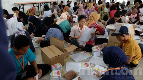 Foto Kpu Jakarta Barat Luncurkan Prosesi Pelipatan Surat Suara Pemilu