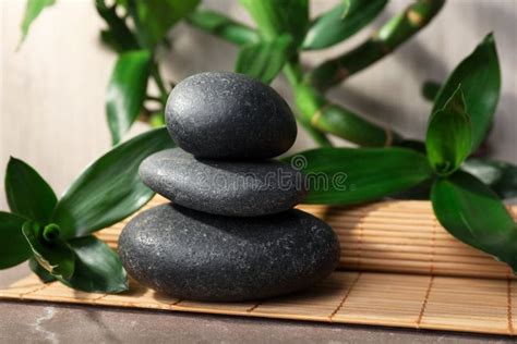 Pedras Spa Empilhadas E Bambu No Tapete Imagem De Stock Imagem De