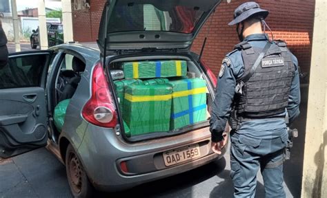 Dupla Fura Barreira Policial E Abandona Carro Lotado De Maconha