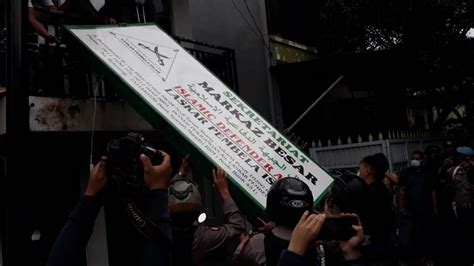 Situasi Petamburan Usai Fpi Dibubarkan Aparat Terjun Bongkar Atribut