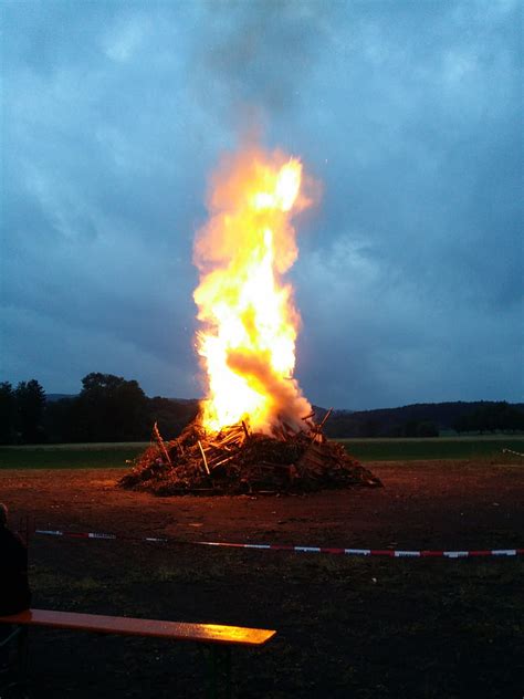 Photo Gratuite Feu Flamme Sonnwendfest Saint Jean Pile De Bois