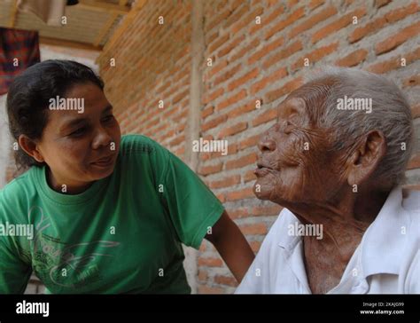 Ein Indonesier Namens Mbah Gotho R Der Angeblich Jahre Alt Ist