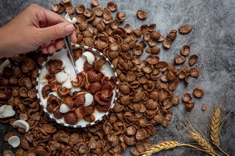 Un Bol De Céréales Céréales Au Chocolat Mélangé Avec Du Lait Pour Le