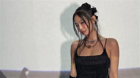 Curi Perhatian Jennie Blackpink Tampil Dengan Sentuhan Gothic Pakai