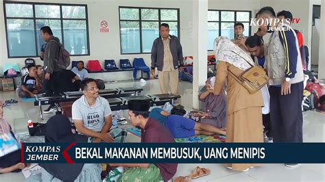 Akibat Cuaca Buruk Calon Penumpang Terlantar Di Pelabuhan Kalianget