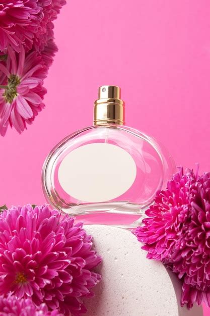 Frasco De Perfume En Podio Y Flores Rosas Concepto De Perfumes Y