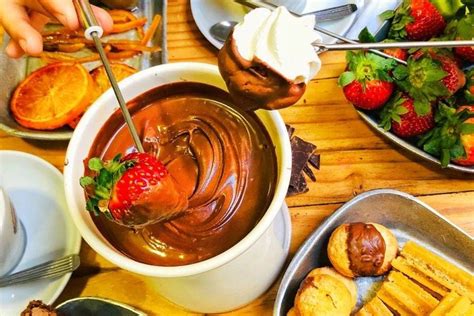 Fondue de chocolate caseiro e fácil surpreenda seu amor esta