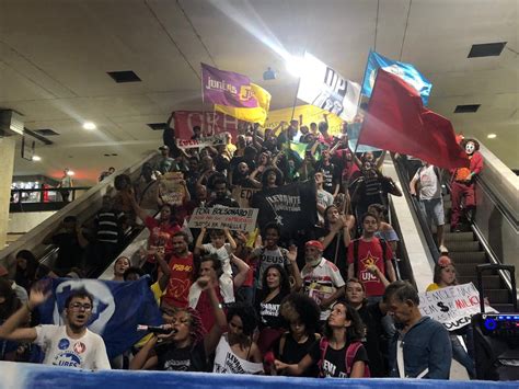 Manifestantes Fazem Protesto Contra Governo Bolsonaro Na Rodoviária De