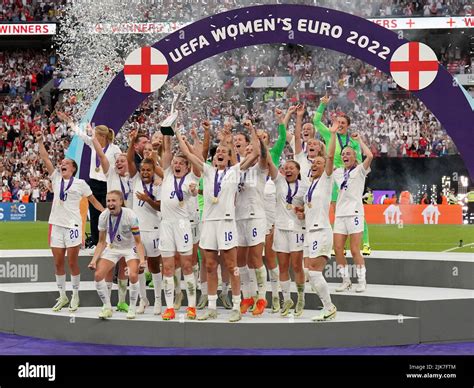 England S Ellen White And Jill Scott Lift The Trophy As England