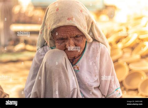 Karachi Pakistan 2018 An Old Labour Women Sitting At His Small Place