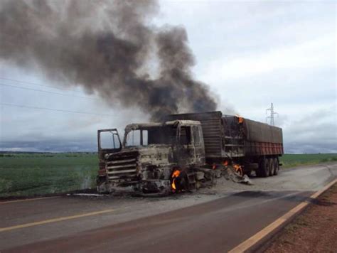 Carreta carga de cimento é destruída por fogo na MS 267 Capital