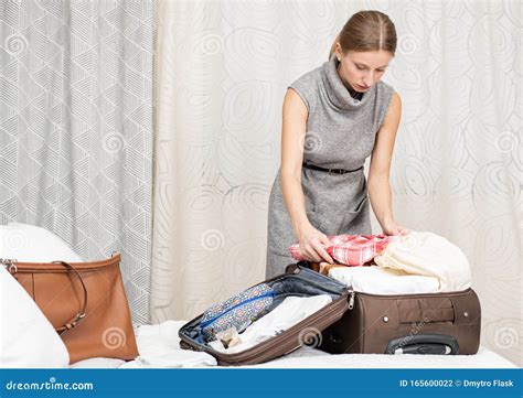 Linda Mulher Arrumando Uma Mala No Quarto Se Preparando Para A Viagem