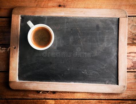 Tasse De Café Sur Une Ardoise D école Photo stock Image du message