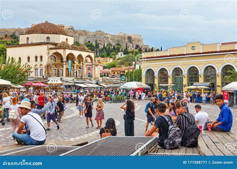 Personas En La Plaza Monastiraki En Atenas Foto Editorial Imagen De