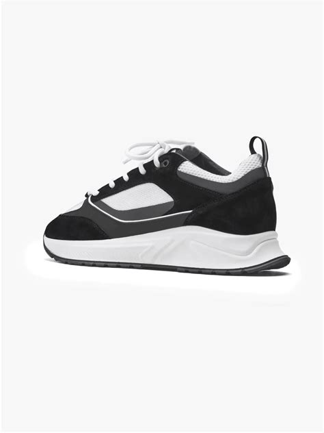 Essential Runner Black White Cleens