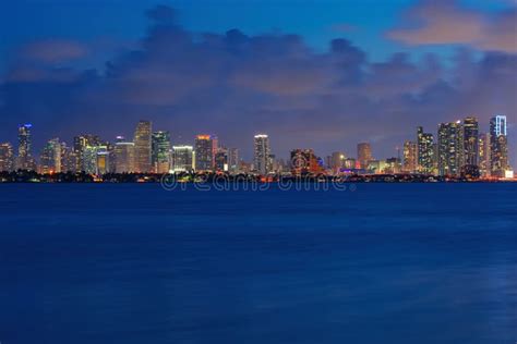 Noc Miami Skyline Miasto Miami Oświetla Oświetlenie Morza Ocean Zachód